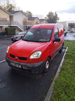 une camionnette rouge garée sur le bord de la route