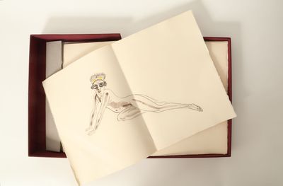 un dessin représentant une femme allongée sur un lit, dans un cadre