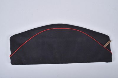 une image montrant un gros plan d'un chapeau noir orné d'une bordure rouge