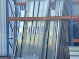 une grande pile d'objets métalliques devant un bâtiment