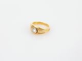 Gros plan sur une bague en or ornée d'un diamant