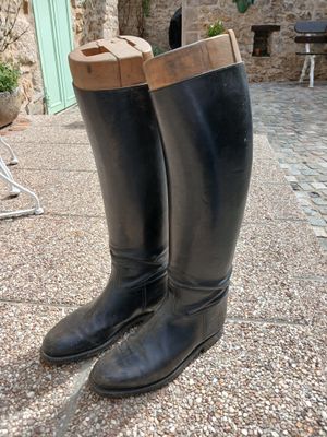 une paire de bottes noires posées par terre