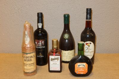 de nombreuses bouteilles de vin et d'alcool sur la table