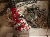 un tas de chaînes et une ancre posés par terre
