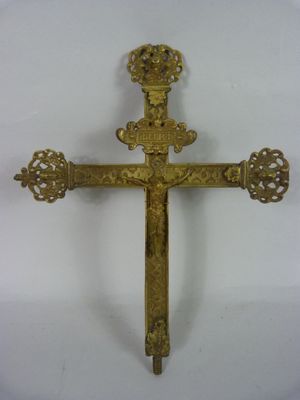 * CROIX de PROCESSION en bronze représentant le Christ en fa…