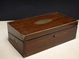 une vieille boîte en bois posée sur une table blanche