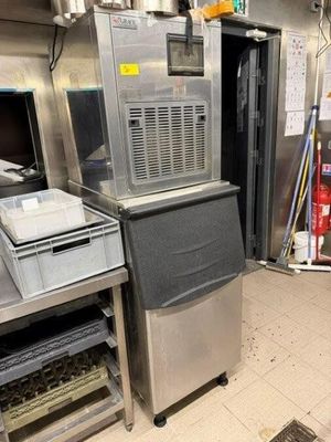 un appareil qui se trouve dans une cuisine, à côté d'un réfrigérateur