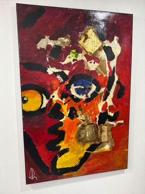un tableau accroché au mur d'une pièce