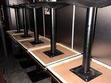 quatre tables empilées les unes sur les autres