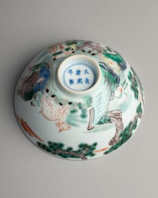 un bol blanc orné d'un motif bleu et vert