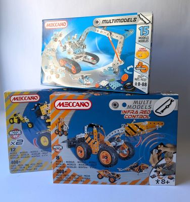 trois legos en boîte de véhicules de construction sur une surface blanche