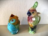 deux oiseaux en céramique assis l'un à côté de l'autre