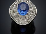 une bague en saphir bleu et diamant