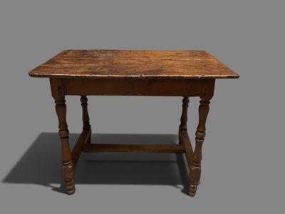une vieille table en bois avec un plateau en bois sur fond gris
