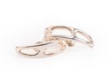 une paire de boucles d'oreilles en or sur fond blanc