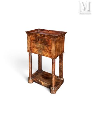 l'image d'une petite table en bois surmontée d'un tiroir
