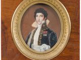 portrait d'un jeune homme en manteau noir et chemise blanche
