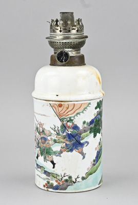 une image représentant un vase blanc et bleu orné d'un oiseau