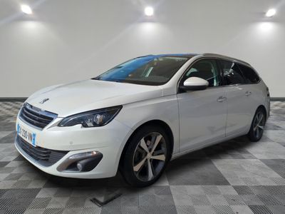 la voiture blanche est garée sur un carrelage à carreaux