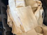 une valise noire remplie de vêtements et d'une paire de chaussures