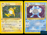 deux cartes Pokémon présentant des motifs différents, sur fond noir