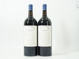 deux bouteilles de vin rouge posées l'une à côté de l'autre sur une surface blanche