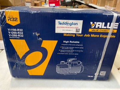 une boîte posée sur une table dans un magasin