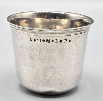 une coupe ancienne en argent ornée d'un motif en forme d'étoile sur le côté