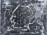 une photo d'une photo en noir et blanc représentant un homme à cheval