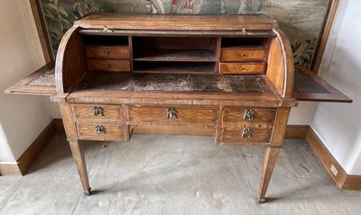 un bureau en bois avec un plateau en marbre dans une pièce