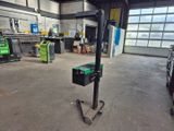 une image d'un chariot élévateur à fourche dans un entrepôt