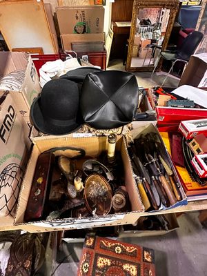 une boîte remplie d'objets assortis sur une table