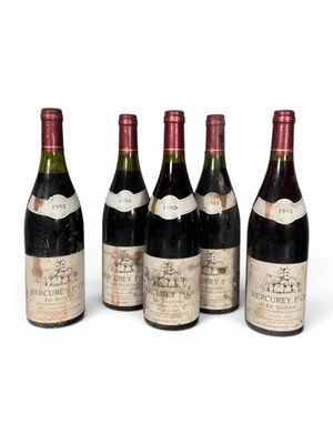 six bouteilles de vin sont alignées sur une surface blanche