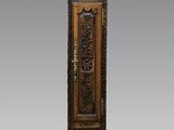 une grande horloge de parquet en bois qui se trouve dans la pièce