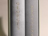 deux livres posés côte à côte sur une table