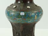 un vase marron orné d'un motif bleu et vert