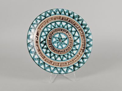 une assiette bleue et blanche avec un motif circulaire