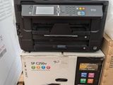 une imprimante posée sur une boîte, elle-même posée sur une palette