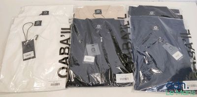 trois paires de t-shirts pour homme dans des sacs en plastique posés sur une table