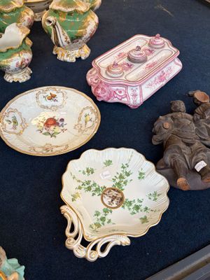 une vitrine sur laquelle sont disposés de nombreux objets décoratifs