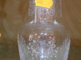 un vase en verre transparent sur lequel est collée une étiquette jaune