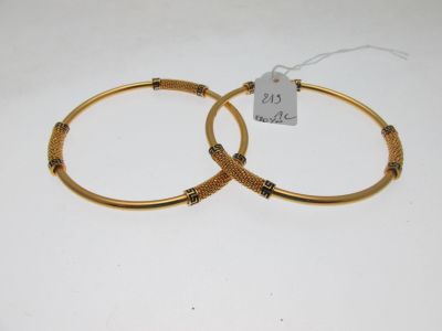 une paire de boucles d'oreilles en or
