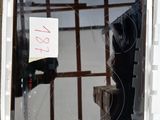 une photo d'un réfrigérateur en panne sur laquelle est collée une note
