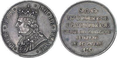 Gros plan sur une pièce de monnaie ornée d'une couronne