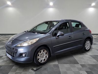 la photo d'une voiture grise garée dans un garage