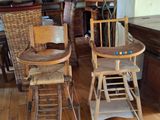 deux chaises en bois et une table dans une pièce