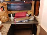 une photo d'une cuisine dont le plan de travail est encombré