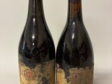 deux bouteilles de vin sont posées l'une à côté de l'autre sur une table