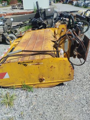 une image d'une machine jaune immobilisée dans le gravier