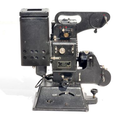 un vieux projecteur de cinéma posé sur une surface blanche